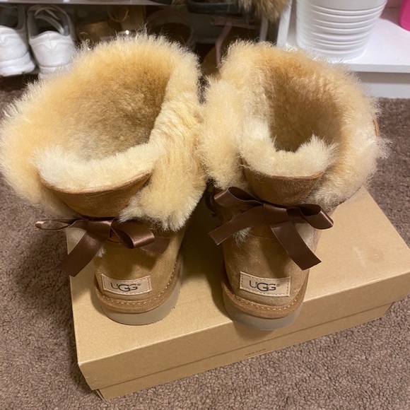 Size 9 Ugg boots. - Picture 2 of 6